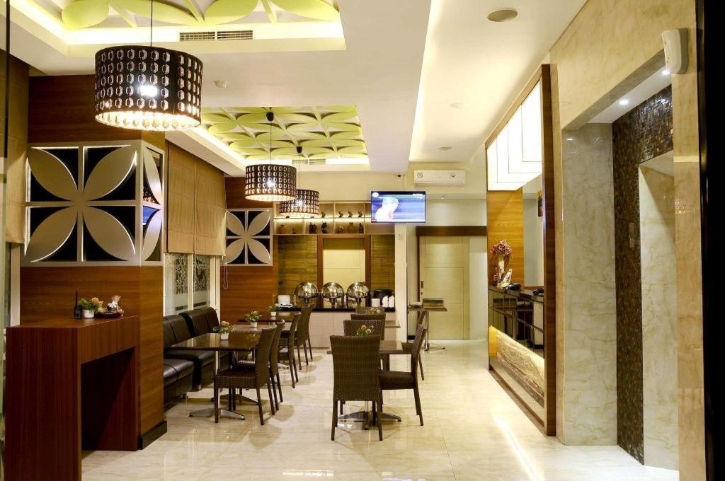 Biz Boulevard Hotel Манадо Экстерьер фото