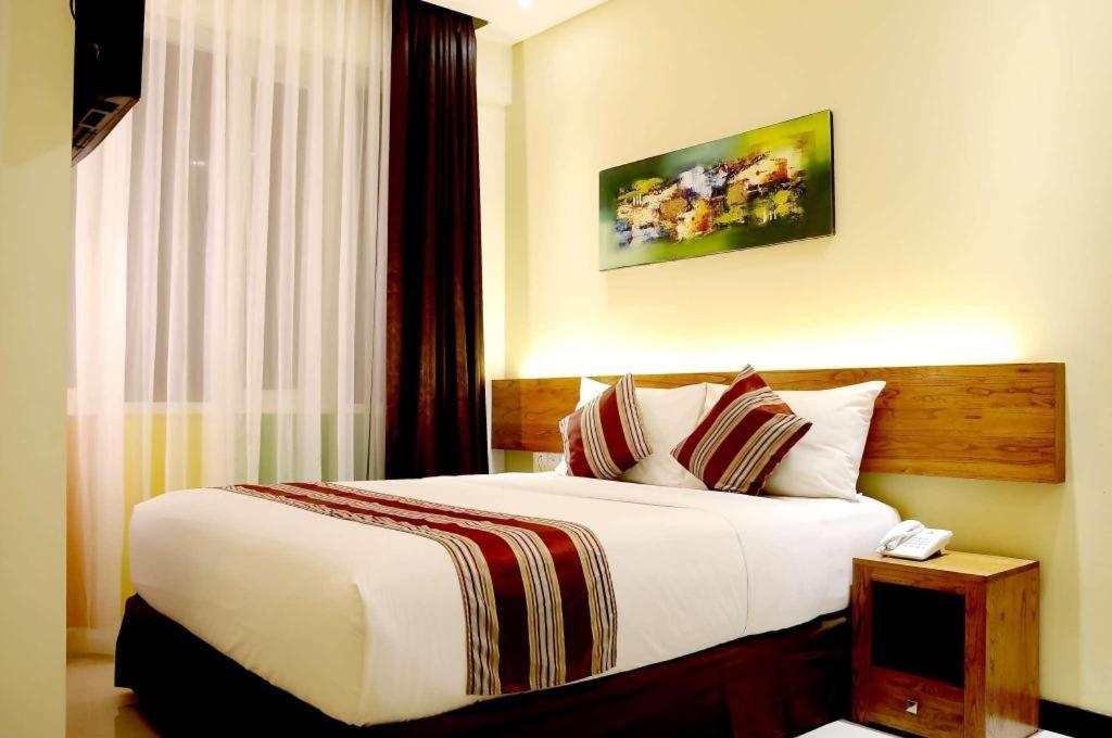 Biz Boulevard Hotel Манадо Экстерьер фото