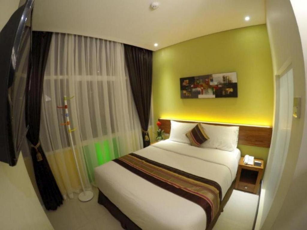 Biz Boulevard Hotel Манадо Экстерьер фото