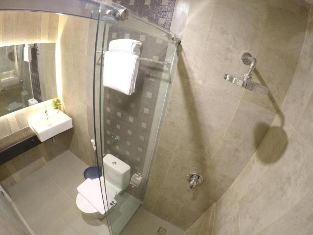 Biz Boulevard Hotel Манадо Экстерьер фото
