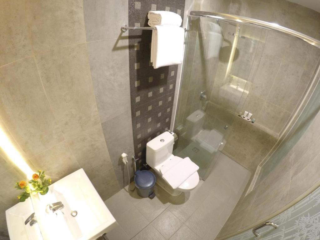 Biz Boulevard Hotel Манадо Экстерьер фото