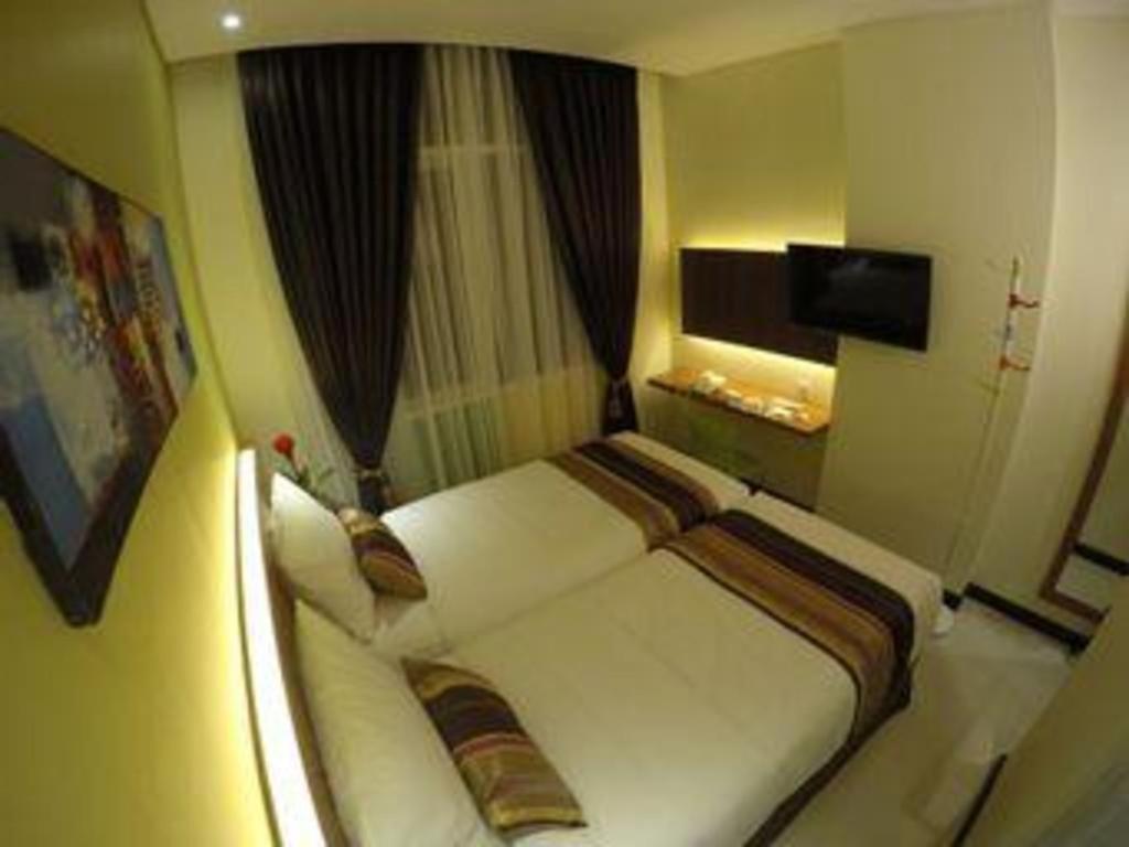 Biz Boulevard Hotel Манадо Экстерьер фото