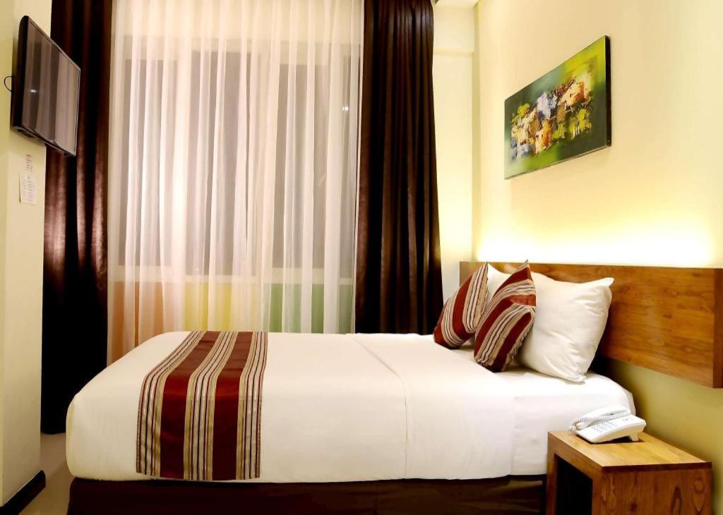 Biz Boulevard Hotel Манадо Экстерьер фото