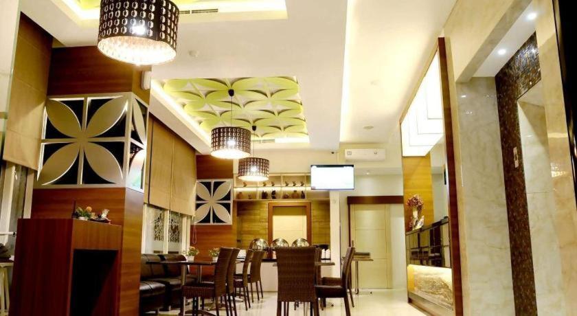 Biz Boulevard Hotel Манадо Экстерьер фото