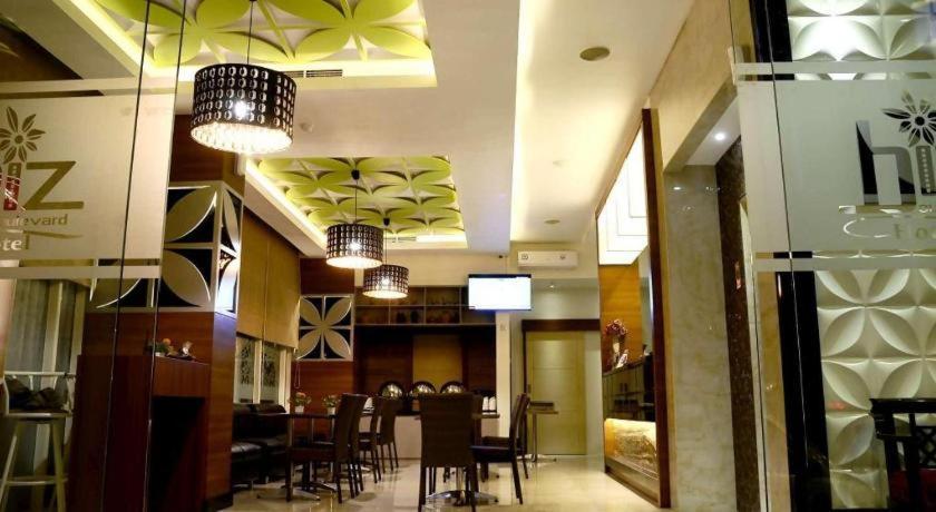 Biz Boulevard Hotel Манадо Экстерьер фото