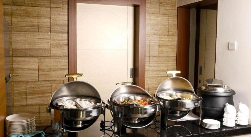 Biz Boulevard Hotel Манадо Экстерьер фото